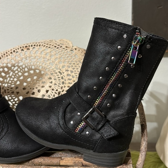 MIA EUC TODDLER SZ 8 BLACK BOOTS WITH RAINBOW ZIPPER - Picture 3 of 15
